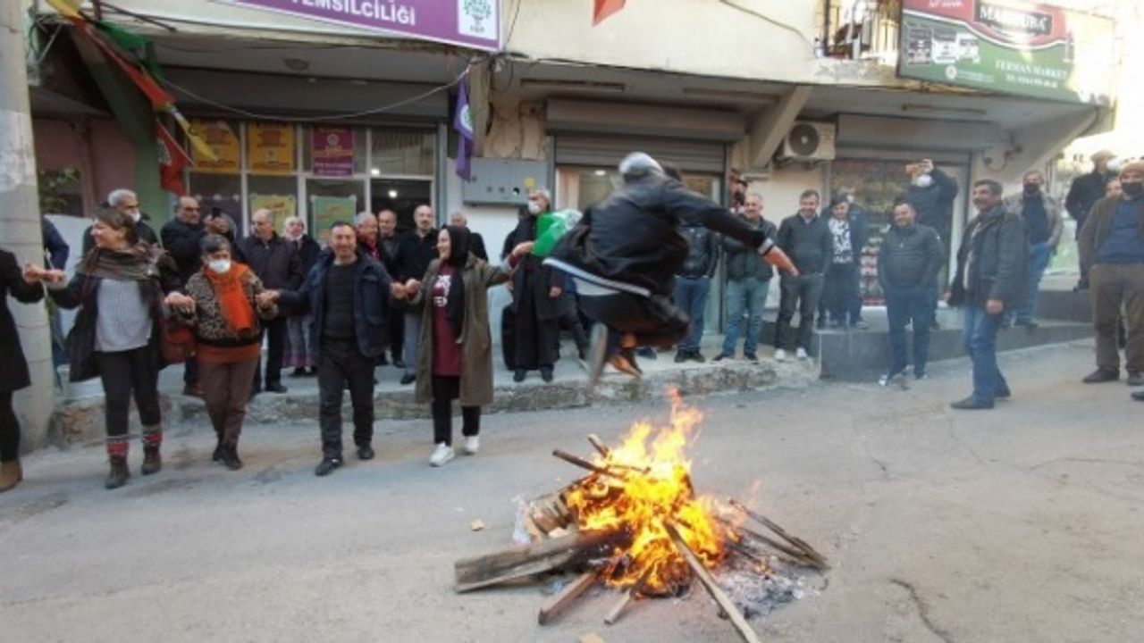 İzmir’de ilk Newroz ateşi Konak Çimentepe Mahallesi’nde yakıldı