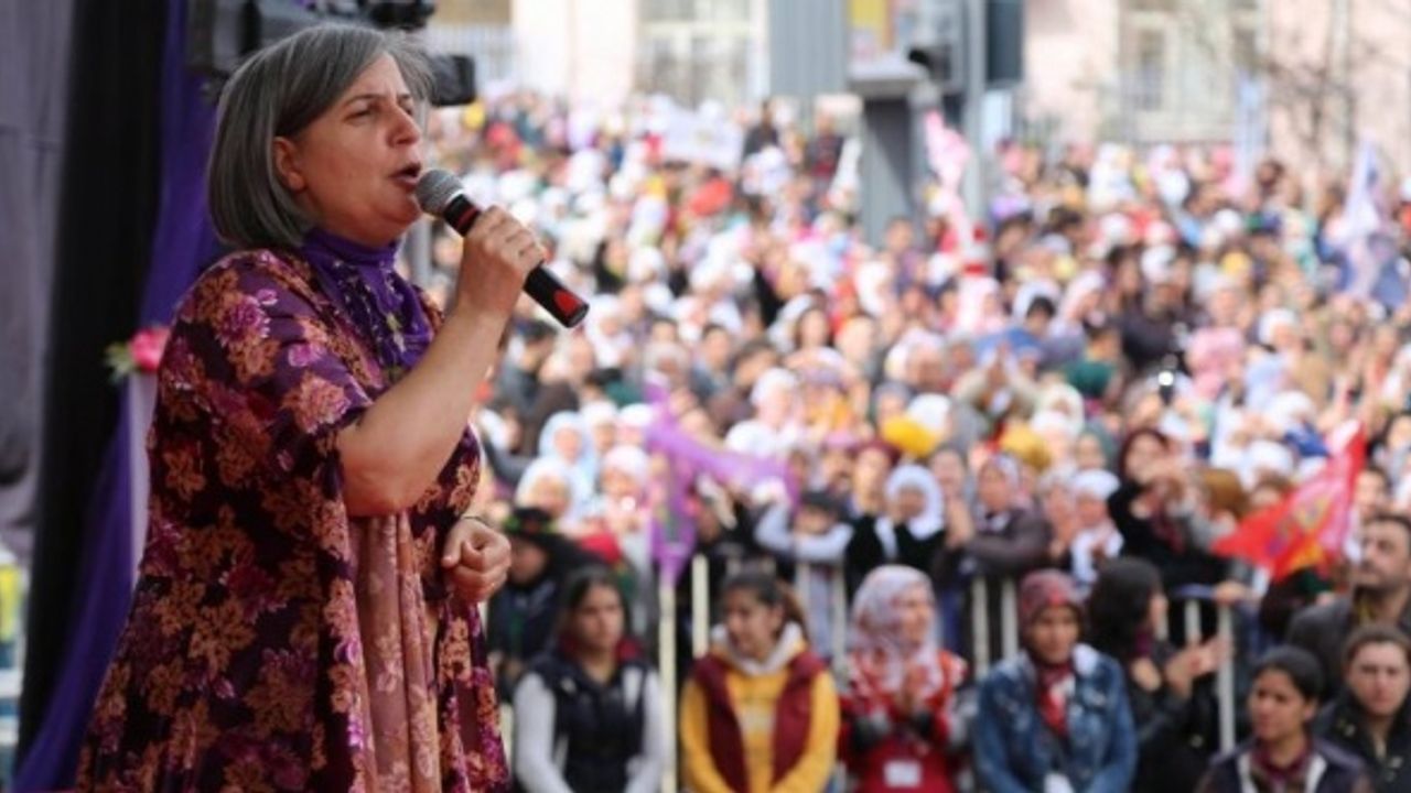 #Anket Sizce Emek ve Özgürlük İttifakı'nın ortak adayı Cumhurbaşkanı Gültan Kışanak mı?