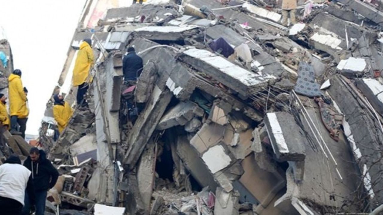 Deprem sonrası moloz yığınına dönen binalar ‘yasadışı yapıları’ tekrar gündeme getirdi