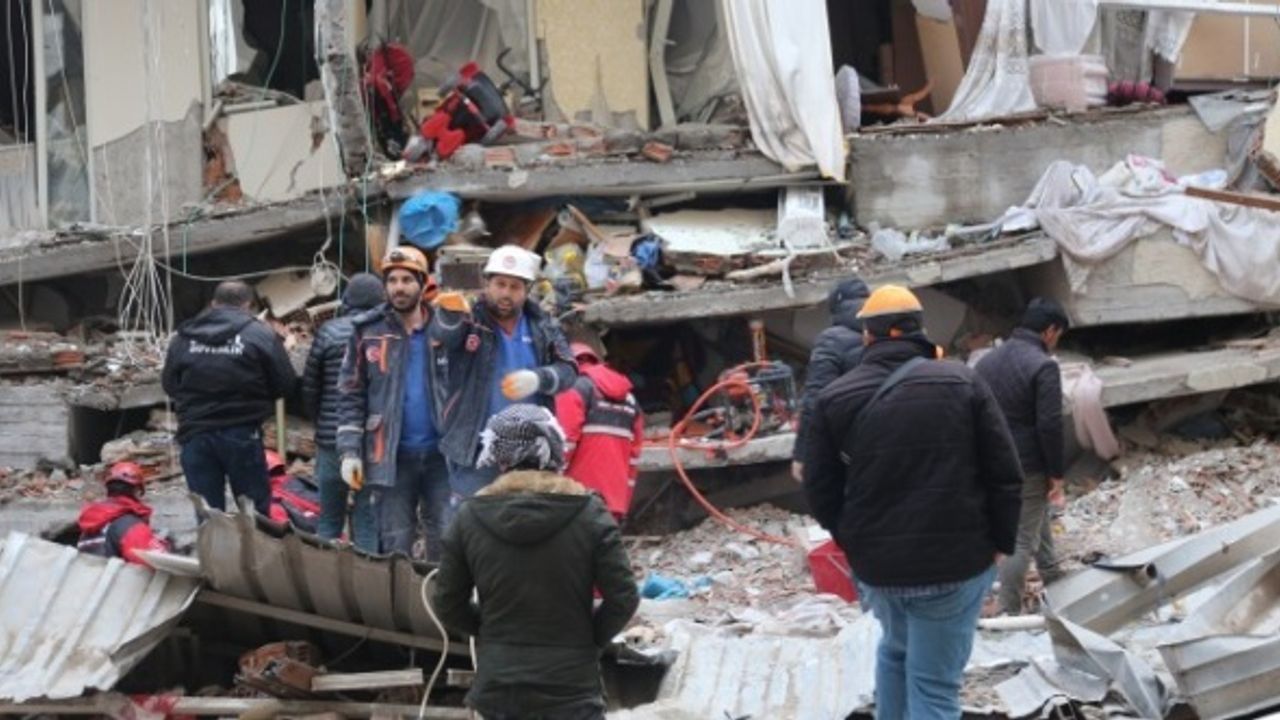 Diyarbakır'da Sözel Apartmanı’nda 11 kişi hala enkaz altında