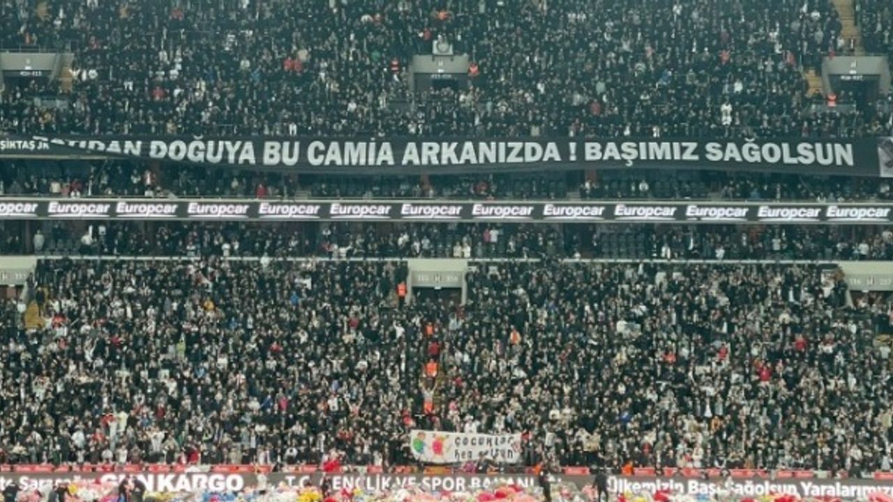 Beşiktaş-Antalyaspor maçına dakikalar kala taraftarlar “hükümet istifa” sloganları attı