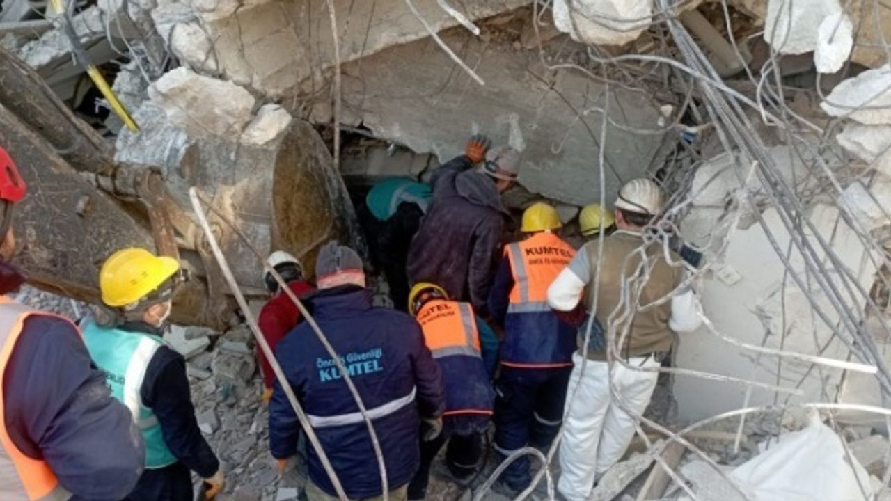Enkaz altında kalan çocuk 158 saat sonra kurtarıldı