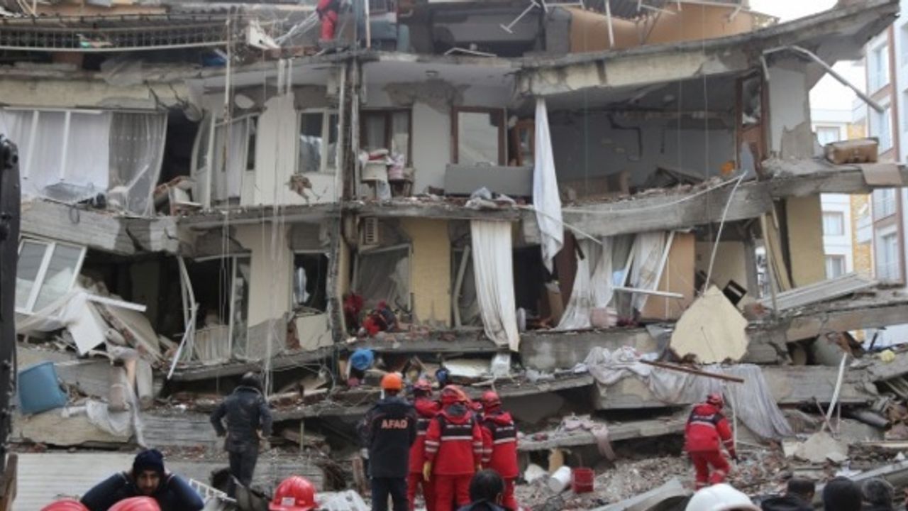 Sözel Apartmanı enkazında 4 gündür bekliyorlar: 10 kişi canlı canlı duruyor orada