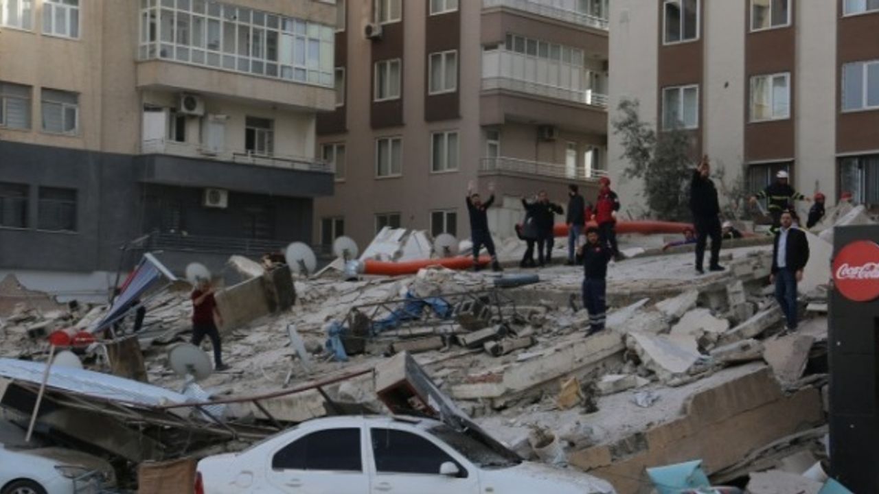 Urfa’da 8 katlı bina çöktü, enkaz altında kalanlar var