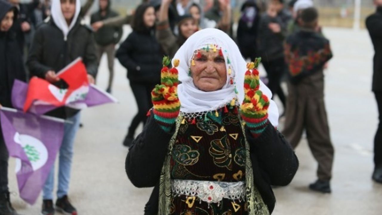 Vanlılar yağmur çamur demeden Newroz alanına akın ediyor