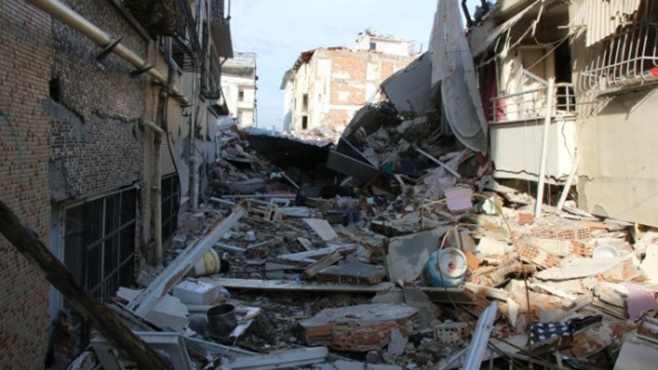 Hatay'da enkaz altından 8 cenaze çıkarıldı