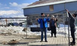 Rojnameya Xwebûnê kon li mexdûrên erdhejê belav kirin