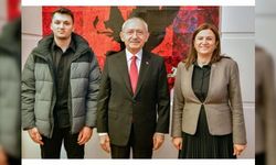 Türkan Elçi CHP’ye katıldı, rozeti Kılıçdaroğlu taktı