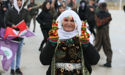 Vanlılar yağmur çamur demeden Newroz alanına akın ediyor