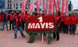 1 Mayıs: DİSK Taksim Meydanı'na çelenk bıraktı