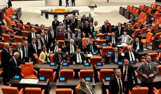 CHP’nin ‘adalet nöbeti’ başladı