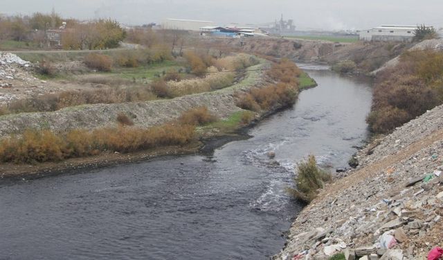 Aksu Çayı fabrika atıklarıyla kirletiliyor