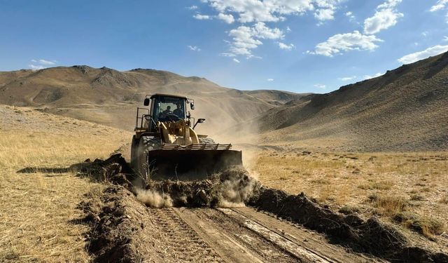 Gürpınar'da Yıllardır Açılmayan Mezra Yolunu Belediye Açtı