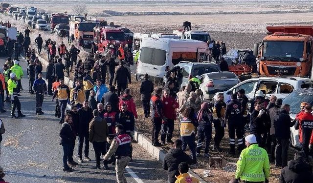 Van'daki zincirleme kaza otobüsün araç içi kamerasında!