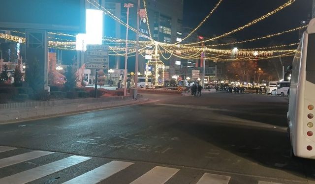 Ankara’da yollar trafiğe kapatıldı