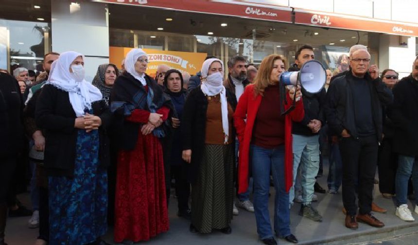 Akdeniz Belediyesi önünden seslendiler