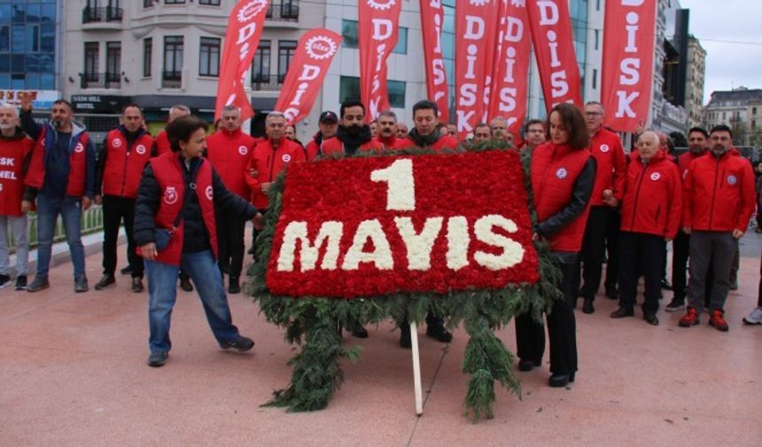 1 Mayıs: DİSK Taksim Meydanı'na çelenk bıraktı