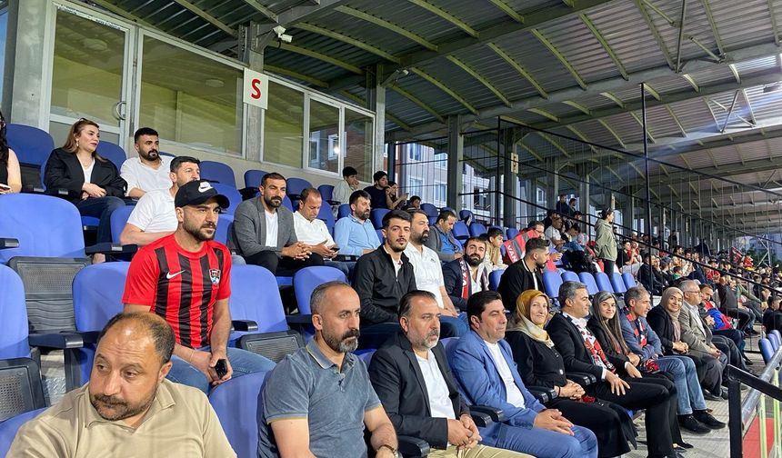 Vanspor şampiyonluğunda eş başkanlar tribünde, mikrofon kayyımda!