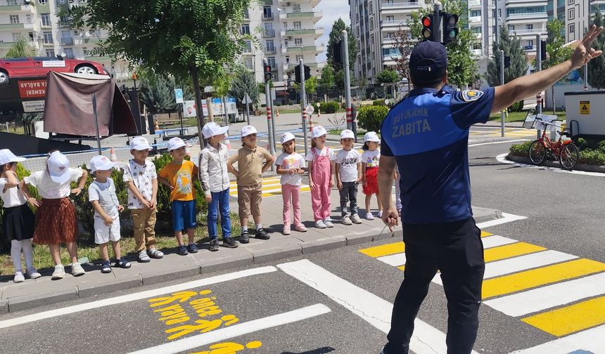 Kayapınar Belediyesi’nden Miniklere Trafik Eğitimi